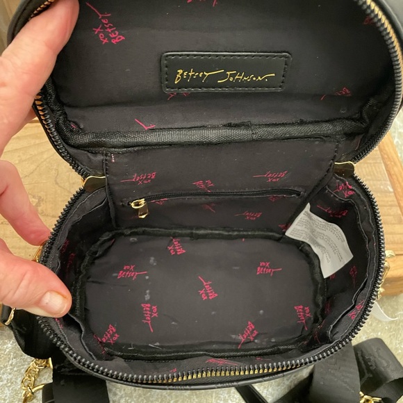 Betsey Johnson “ORGANIZE WITH ME” Removable Pouch Black XOBright
Crossbody bag - Picture 5 of 12